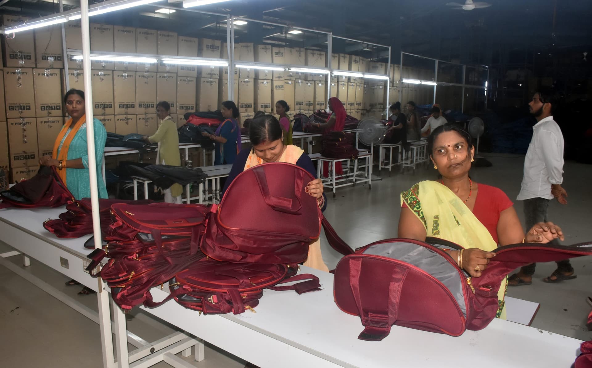 बिहार सरकार की योजनाओं का लाभ उठाकर युवा और महिलाएं बन रहे आत्मनिर्भर, आप भी उठा सकते हैं लाभ, जानें कैसे