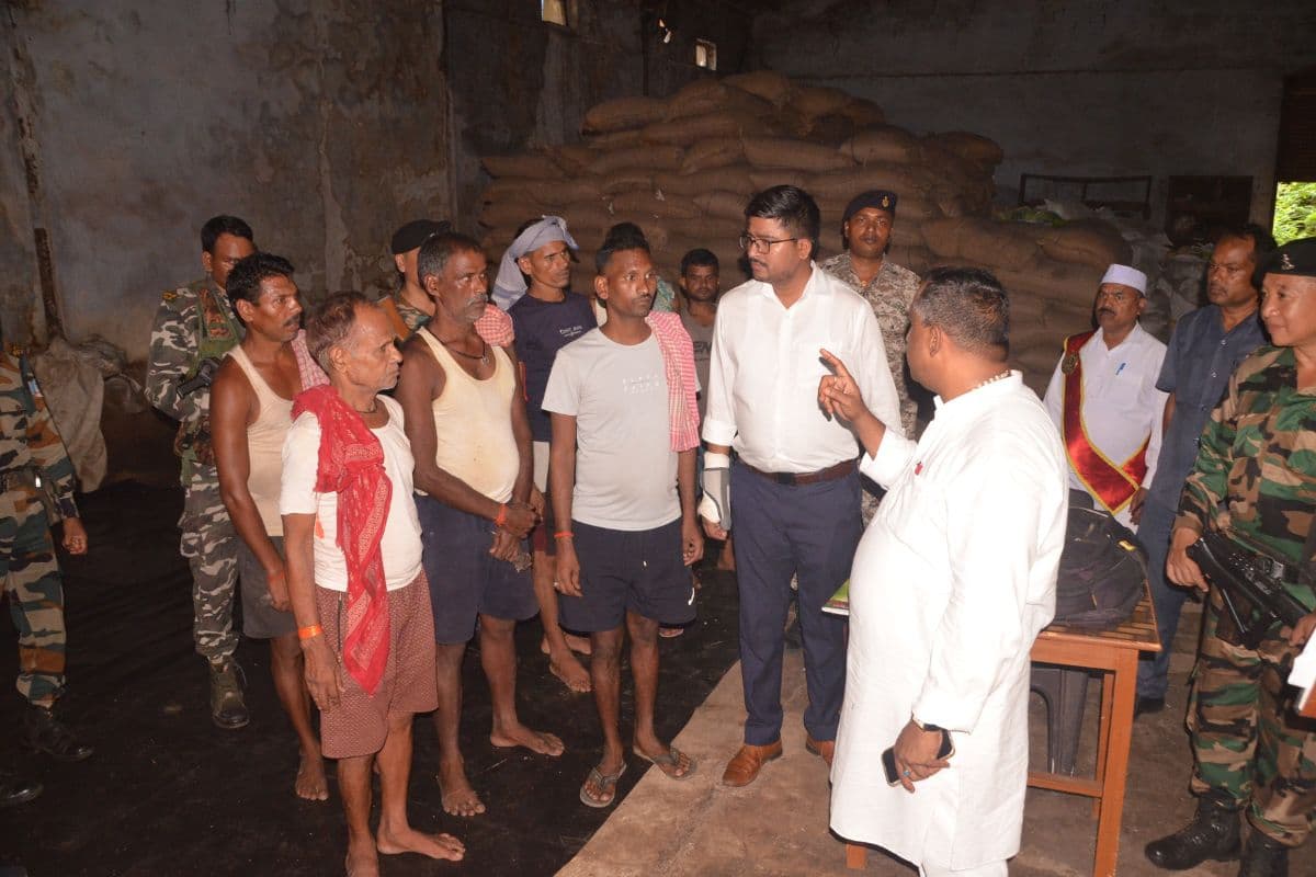Banna Gupta In Bokaro: खाद्य आपूर्ति मंत्री बन्ना गुप्ता ने एसएफसी गोदाम का किया औचक निरीक्षण, अव्यवस्था और गड़बड़ी देख हुए नाराज