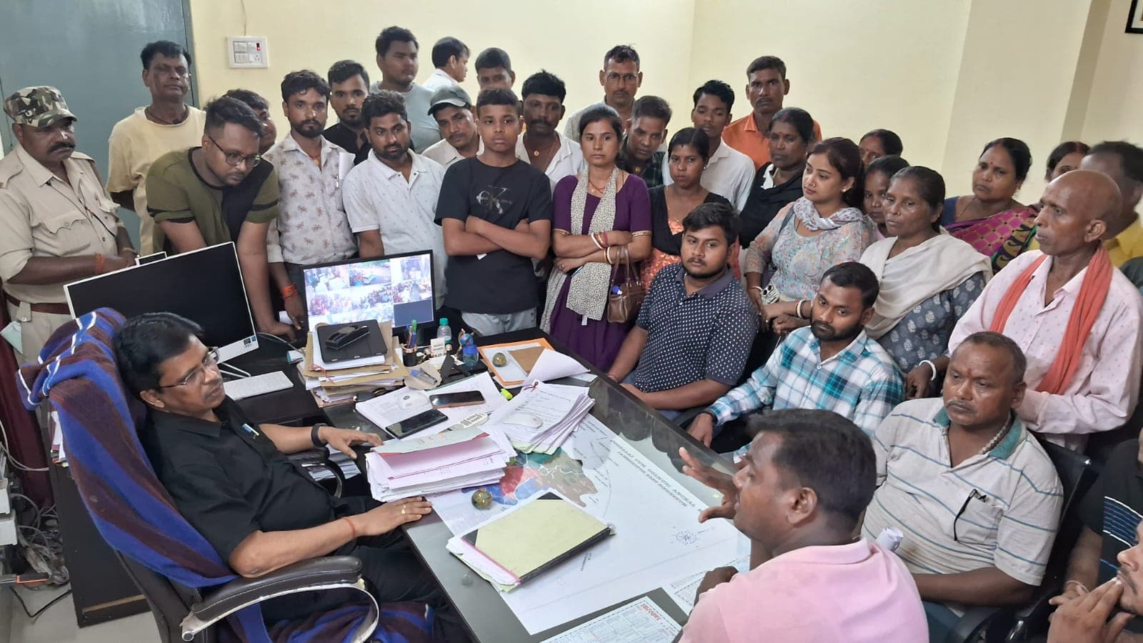 जमशेदपुर अंचल कार्यालय में शनिवार को भुइयांडीह स्थित कल्याण नगर व इंदिरा नगर के बस्तीवासियों ने विरोध प्रदर्शन किया. घर को तोड़े जाने विरोध में बस्तीवासियों ने आक्रोश प्रकट करते हुए अंचल प्रशासन के खिलाफ जमकर नारेबाजी की.