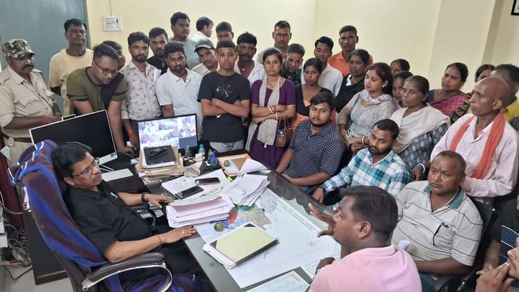 कल्याण नगर व इंदिरा नगर के बस्तीवासियों ने अंचल कार्यालय के सामने किया विरोध प्रदर्शन