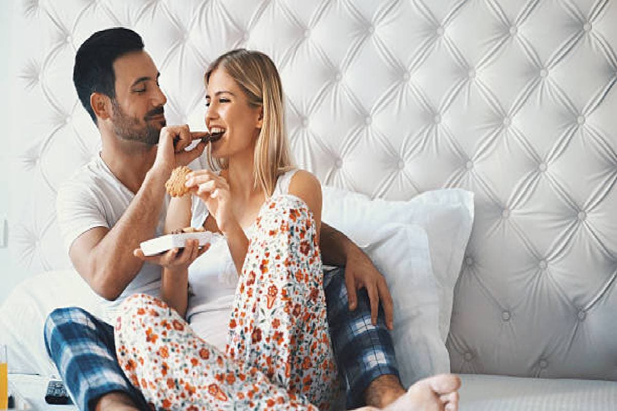 Vastu Tips on Bed: बिस्तर पर न करें ये काम, बीमारी और दरिद्रता से रहेंगे कोसो दूर