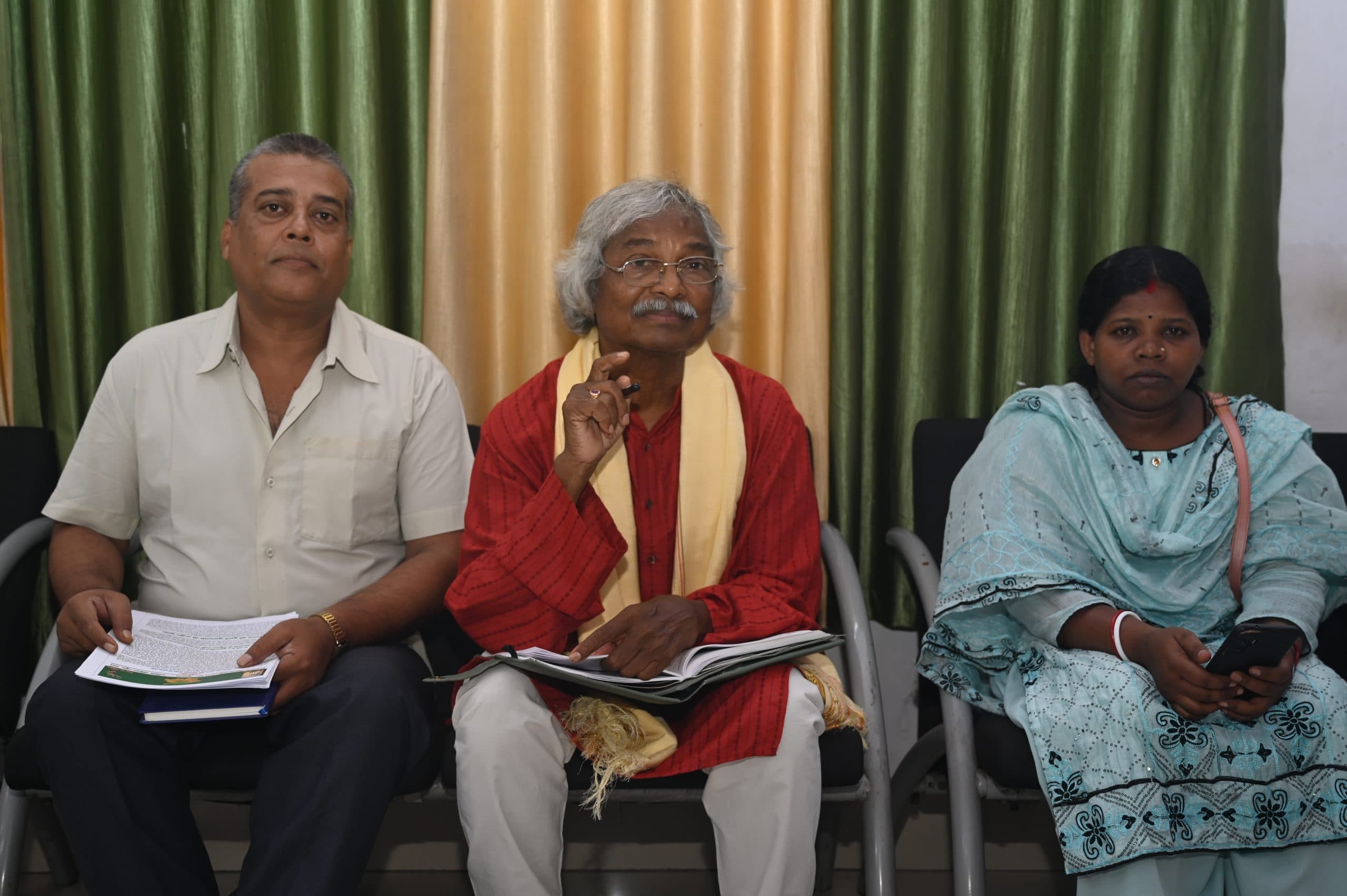 झारखंड पीपुल्स पार्टी आसन्न विधानसभा चुनाव में सभी 81 सीटों पर अपना प्रत्याशी को उतारेगा. साथ ही झामुमो, भाजपा व कांग्रेस को छोड़कर अन्य वैसे राजनैतिक संगठन जिसके साथ विचार मिलती हों उनके साथ गठबंधन बनायेंगे. यह बातें शुक्रवार को पूर्व विधायक सह झारखंड पीपुल्स पार्टी के सूर्यसिंह बेसरा ने जमशेदपुर परिसदन में आयोजित एक संवाददाता सम्मेलन में कही.