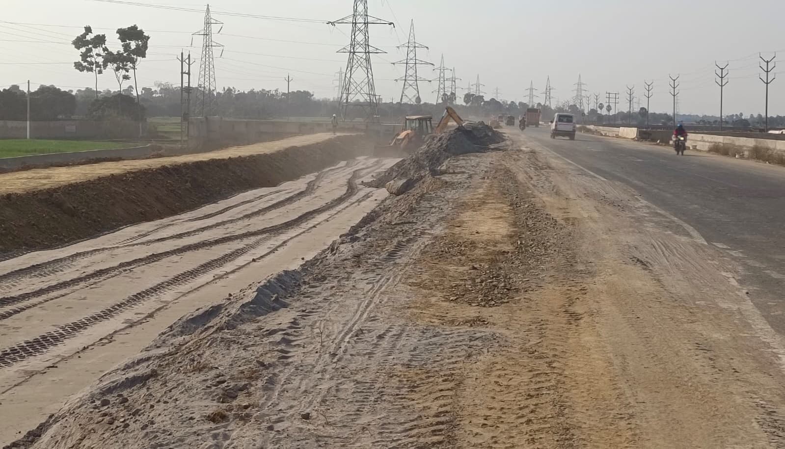 भागलपुर में नेशनल हाइवे का हाल बेहाल, बौंसी हंसडीहा मुख्य मार्ग पर हुसैनाबाद सड़क बनी तालाब