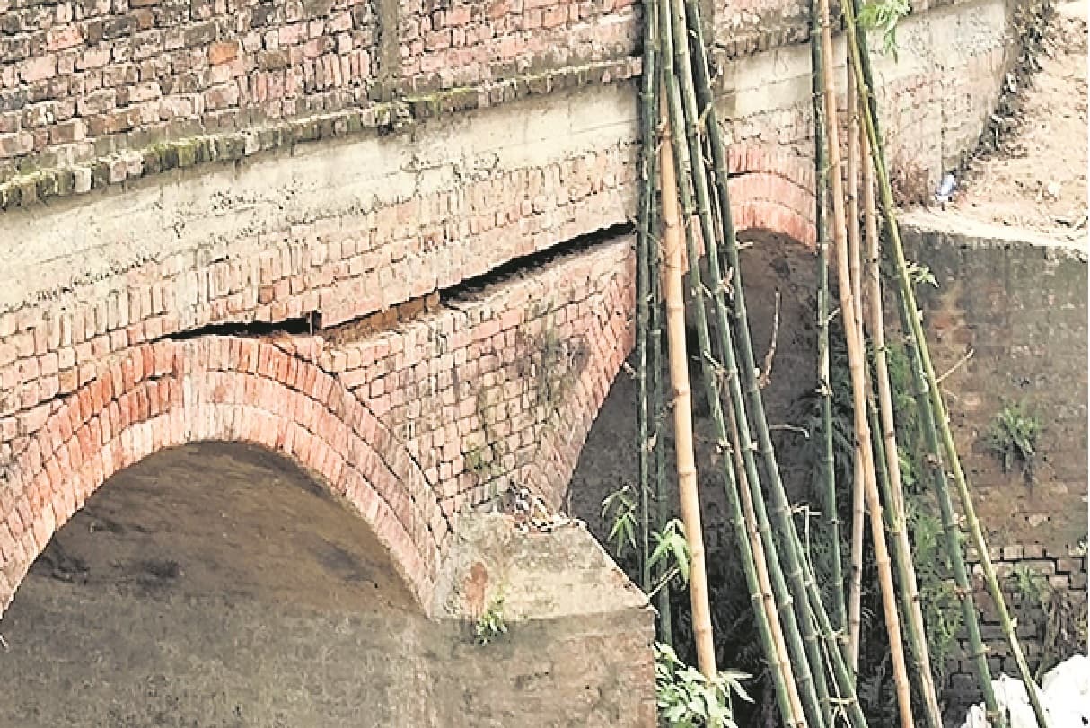सीवान में गंडक नदी पर बने एक और पुल में आई दरार, बांस-बल्ली के सहारे बचाने का हो रहा प्रयास