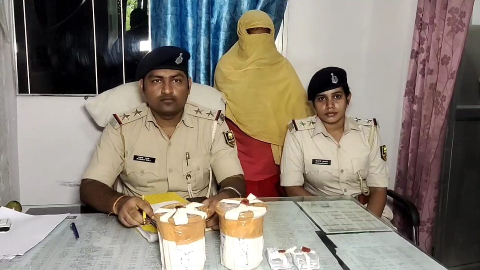 Bihar News : स्मैक की बड़ी खेप लेकर ई-रिक्शा से जा रही थी महिला, तभी पुलिस ने शुरू की जांच, फिर...