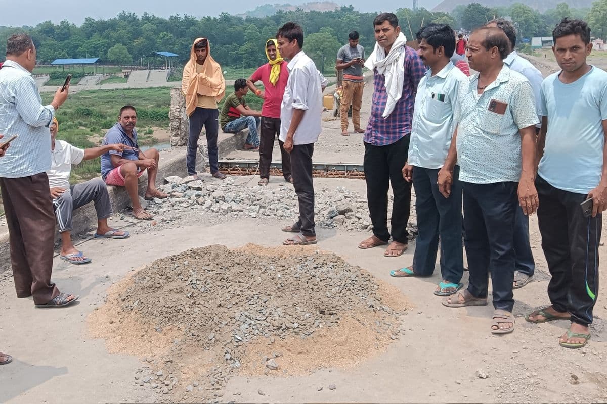 Jharkhand News: बोकारो के बिरसा पुल की मरम्मत में अनियमितता का आरोप, ग्रामीणों ने कराया काम बंद