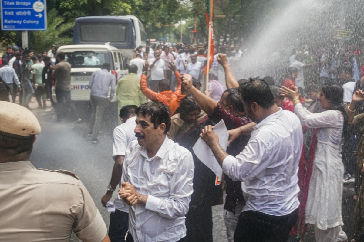 Delhi News: दिल्ली में हुए हादसे पर सियासत तेज, BJP कर रही है विरोध प्रदर्शन