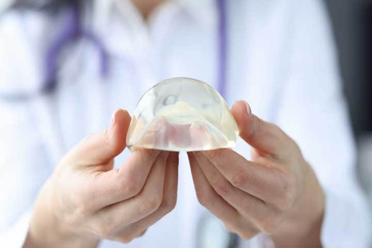 Breast Implants : क्या ब्रेस्ट इंप्लांट से बढ़ जाता है ब्रेस्ट कैंसर का खतरा? जानिए