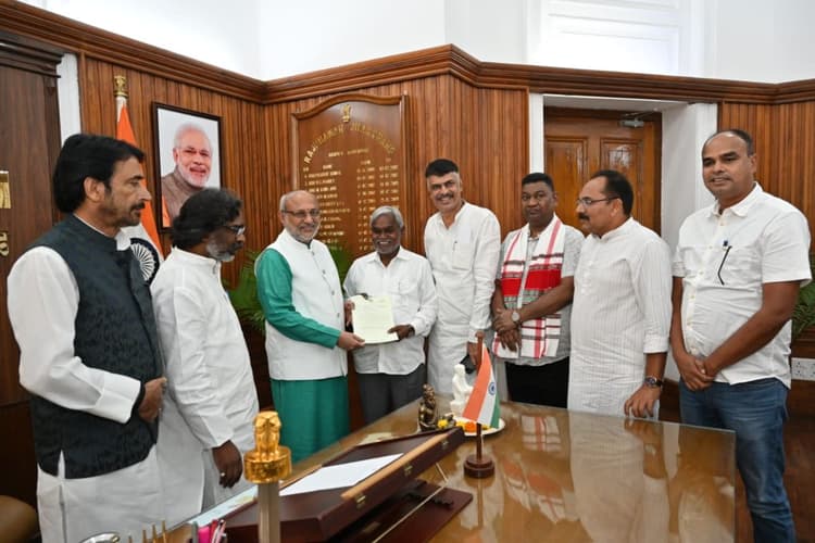 Jharkhand Politics: चंपाई सोरेन के इस्तीफे के बाद राजभवन पर टिकी निगाहें, 44 विधायकों की सूची के साथ नयी सरकार के गठन का दावा पेश