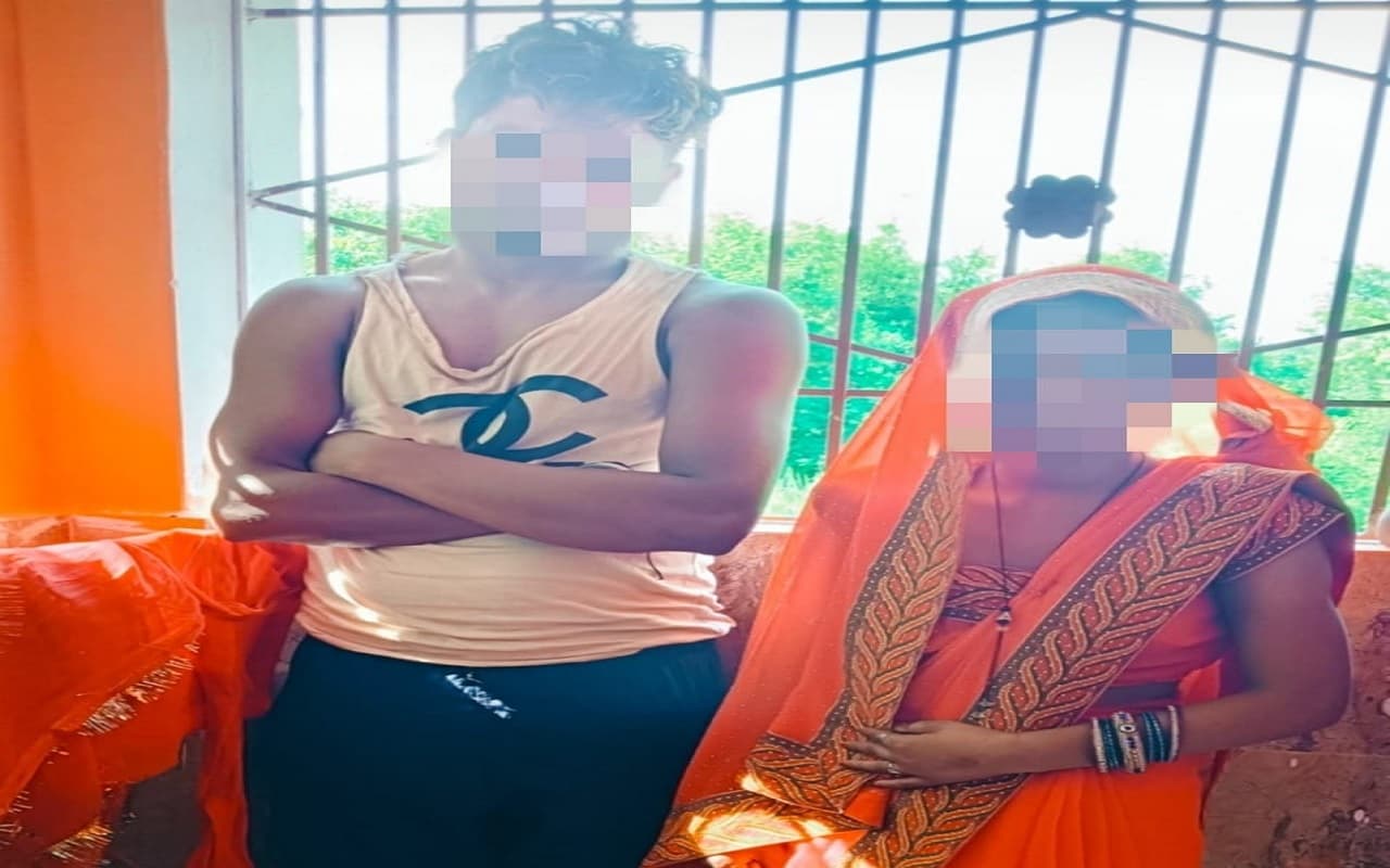 बिहार में चोरी-छिपे प्रेमिका से मिलने जाता था प्रेमी, गांव वालों ने पकड़ा तो मंदिर में लगे हाथ करवा दी शादी