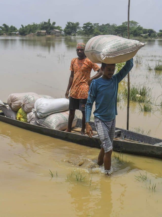 Assam Flood: नाले में गिरे बच्चे का मिला शव, असम में कुदरत का कहर, देखें बाढ़ की भयावह तस्वीरें