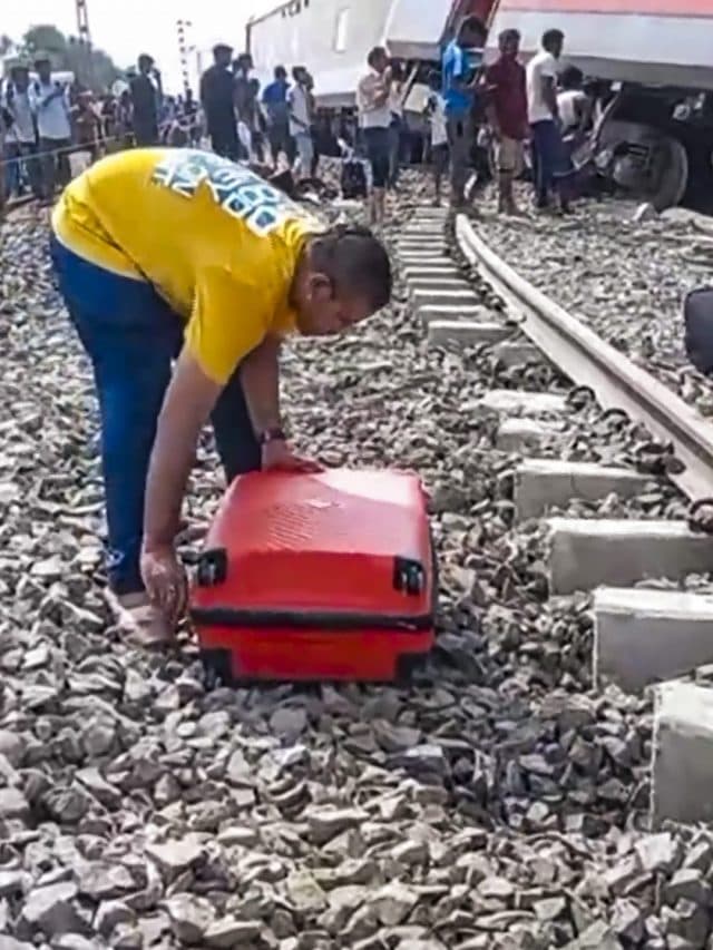 Train Accident: यूपी के गोंडा में बड़ा रेल हादसा, चंडीगढ़-डिब्रूगढ़ एक्सप्रेस पटरी से उतरी, 2 की मौत
