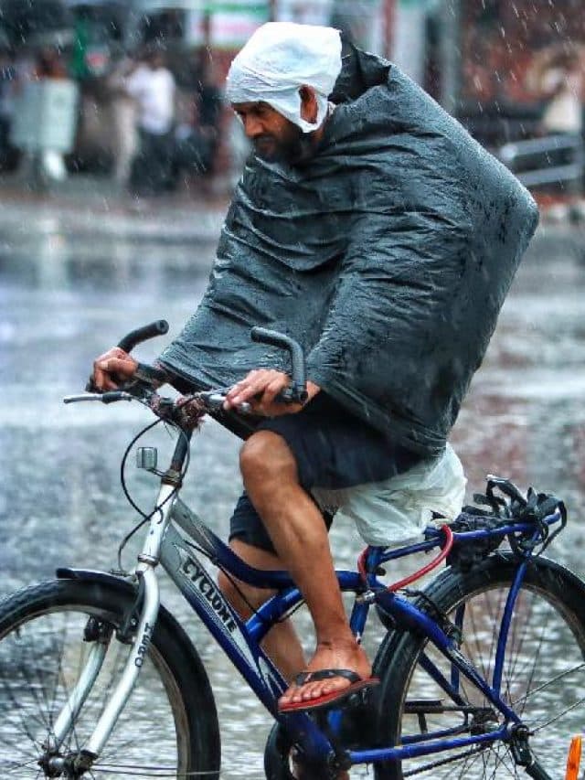 Mumbai Rain: मुंबई में भारी बारिश, उड़ान सेवा प्रभावित, रेलवे चौकस