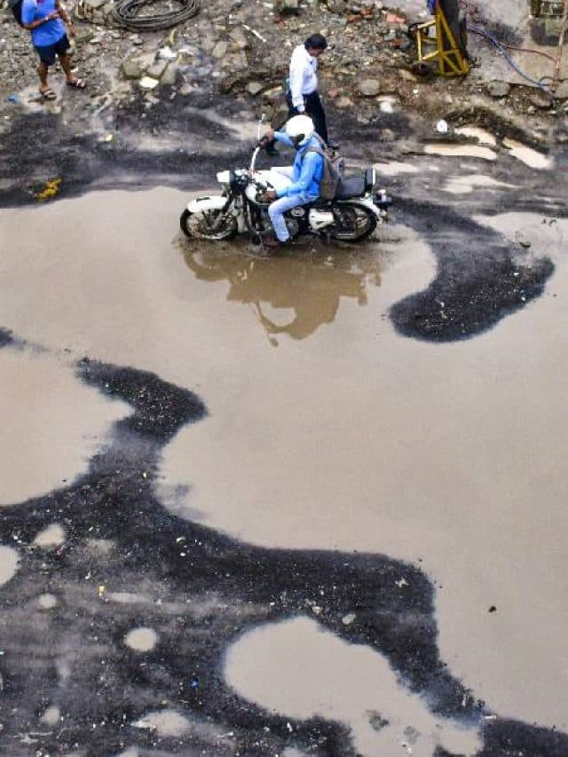 Mumbai Rain : स्कूल-कॉलेज बंद, लोकल ट्रेन सेवाएं प्रभावित, अलर्ट जारी