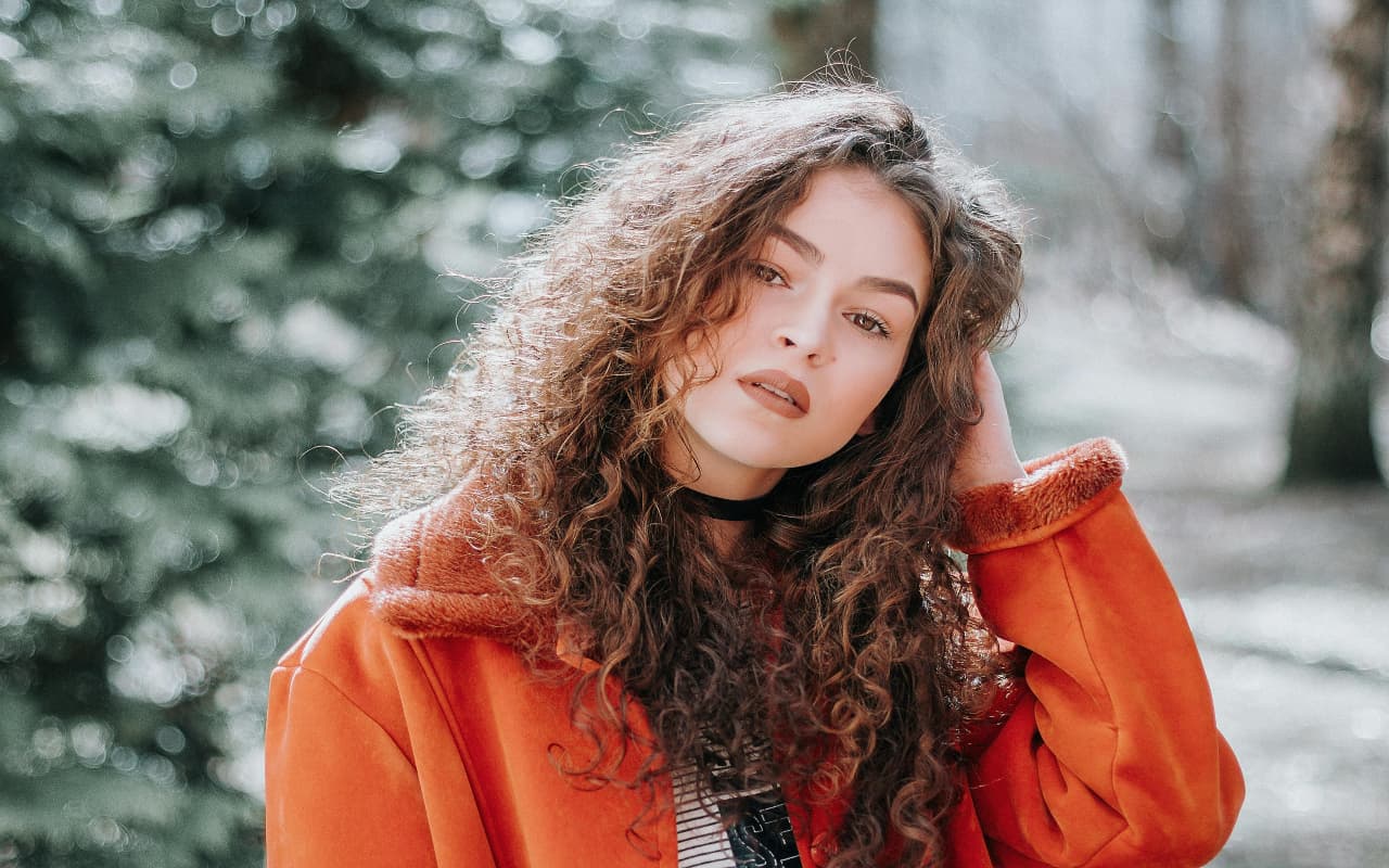 Curly Hair Care: बरसात के मौसम में इस तरह रखें अपने घुंघराले बालों का ख्याल, जाने तरीका