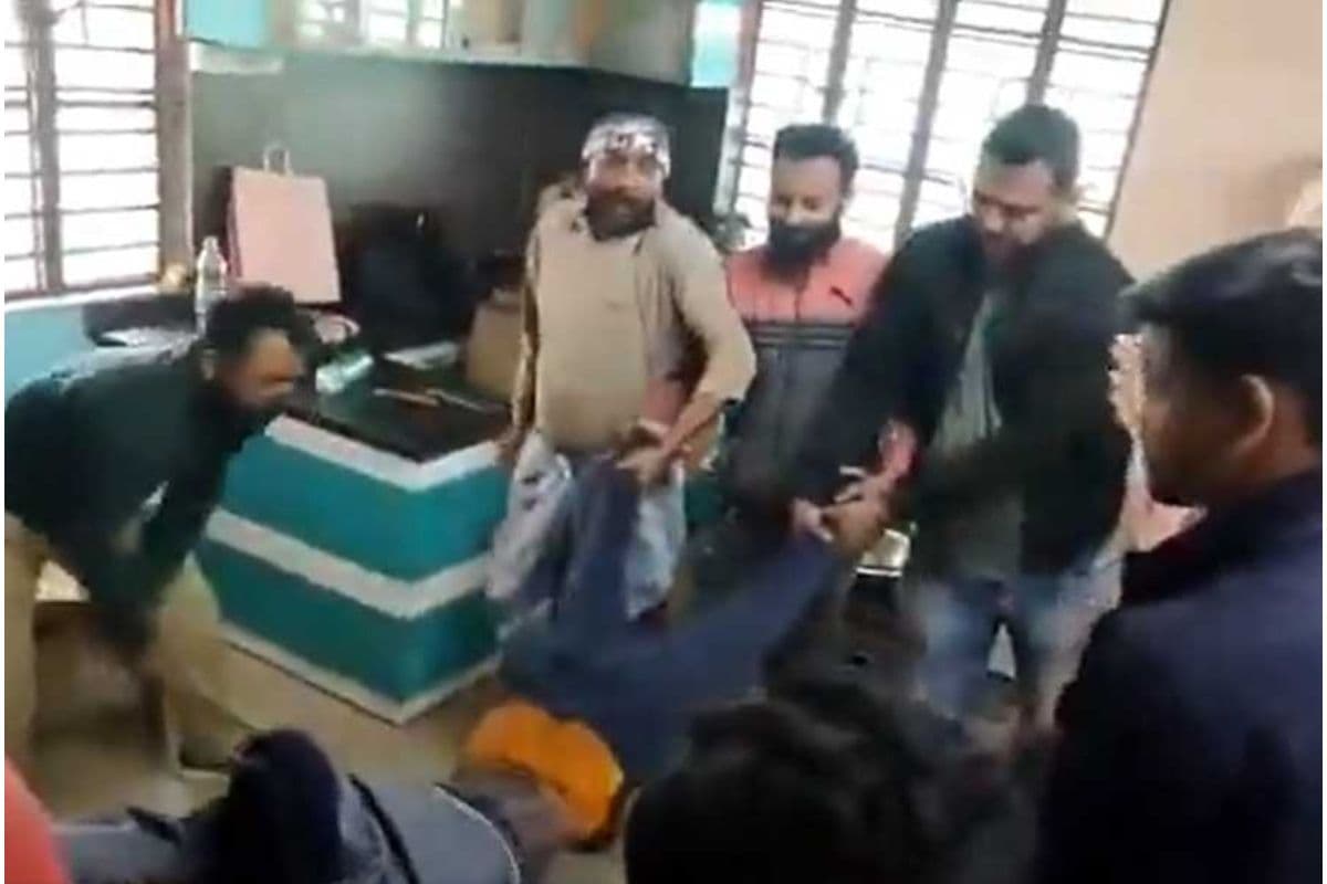 Crime News : कमरहट्टी में युवती की बेरहमी से पिटाई वाले वायरल वीडियो से मचा घमासान