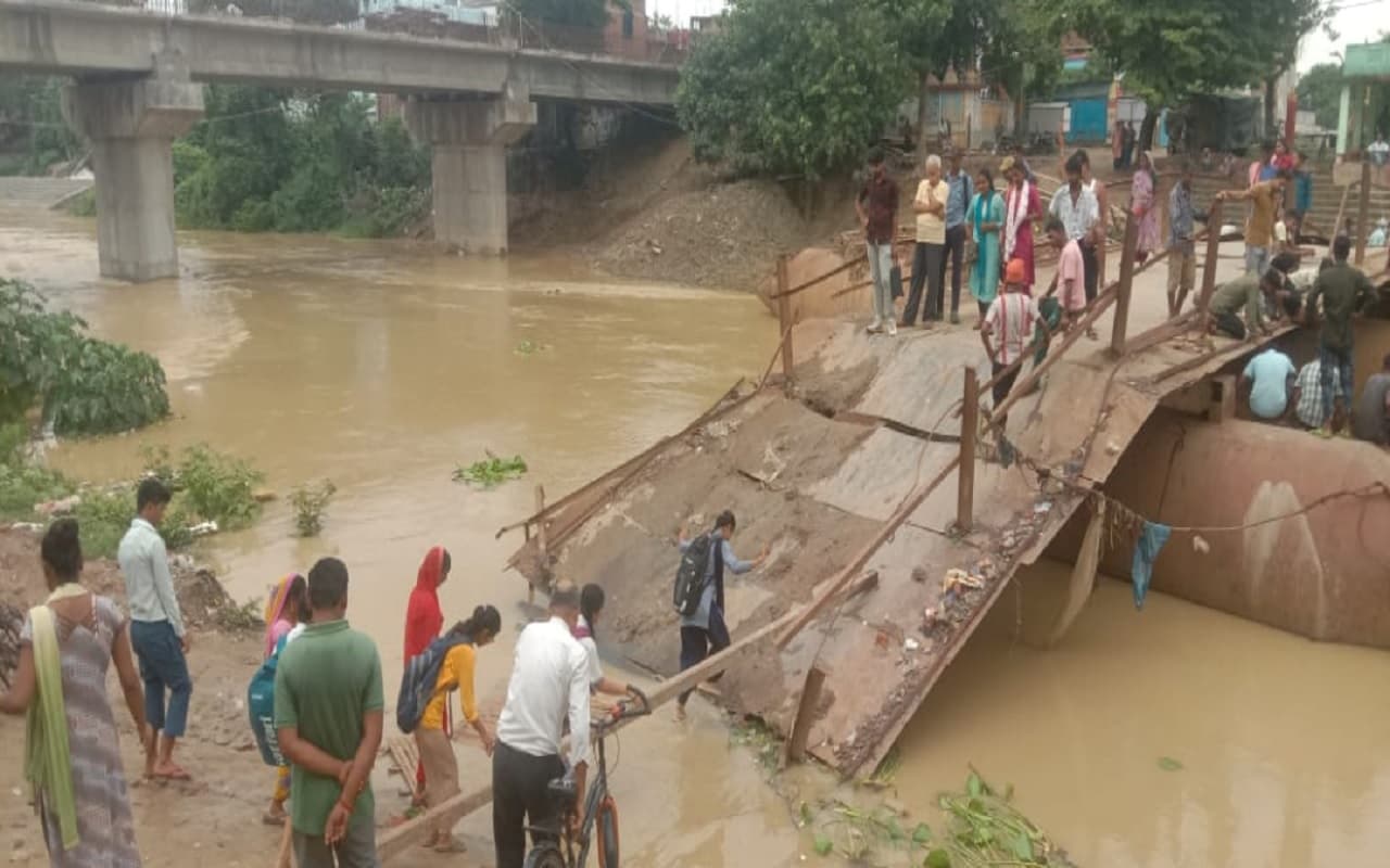 Bihar Flood: दरभंगा में टूटकर लटक गया पीपा पुल, बागमती नदी का उफान दे रहा खतरे का संकेत