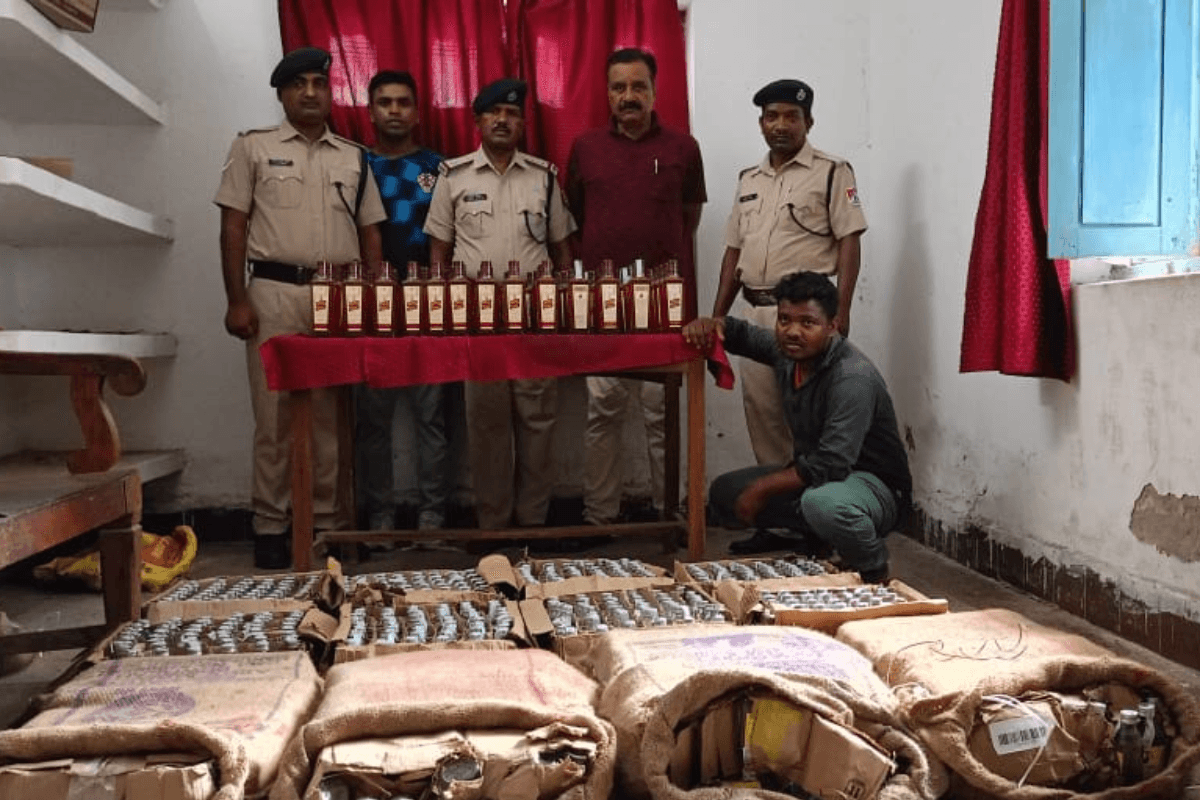 पलामू : रांची सासाराम इंटरसिटी एक्सप्रेस में भारी मात्रा में शराब बरामद, एक तस्कर गिरफ्तार