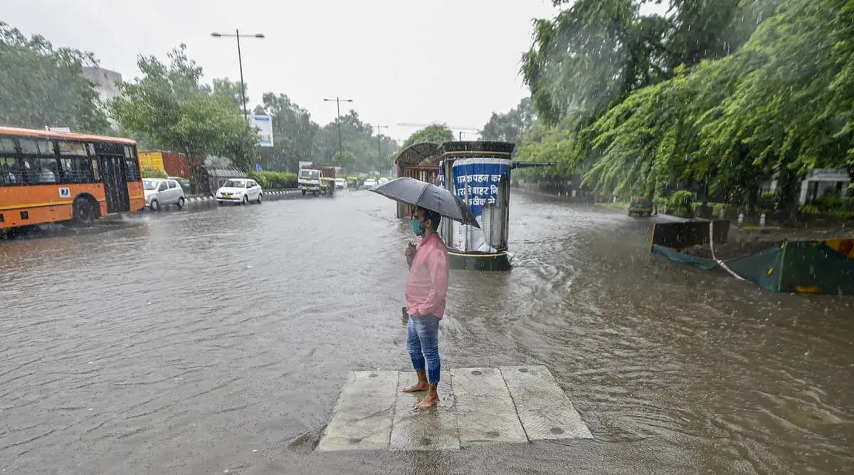 Delhi weather: दिल्ली-NCR में हुई जमकर बारिश, मौसम विभाग ने जारी किया 'येलो अलर्ट'