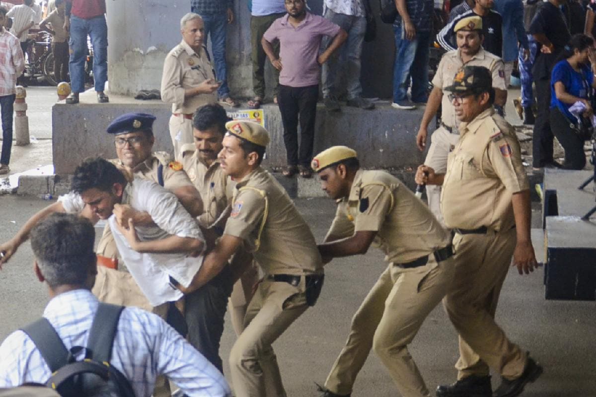 दिल्ली कोचिंग हादसा: प्रदर्शनकारी छात्रों ने बढ़ाई पुलिस की टेंशन, RAU's IAS कोचिंग पर चला बुलडोजर, अबतक 7 गिरफ्तार