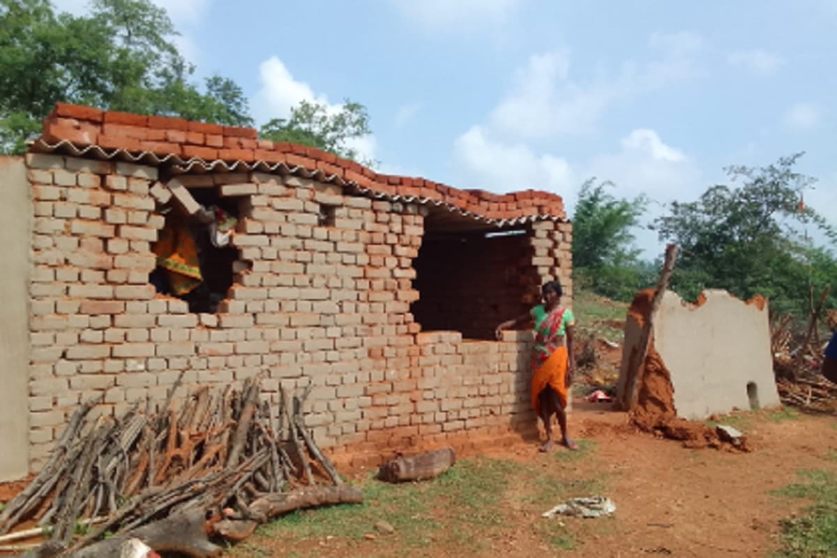 धनबाद में जंगली हाथियों ने मचाया उत्पात, कई घरों में की तोड़फोड़, खा गये लोगों का राशन