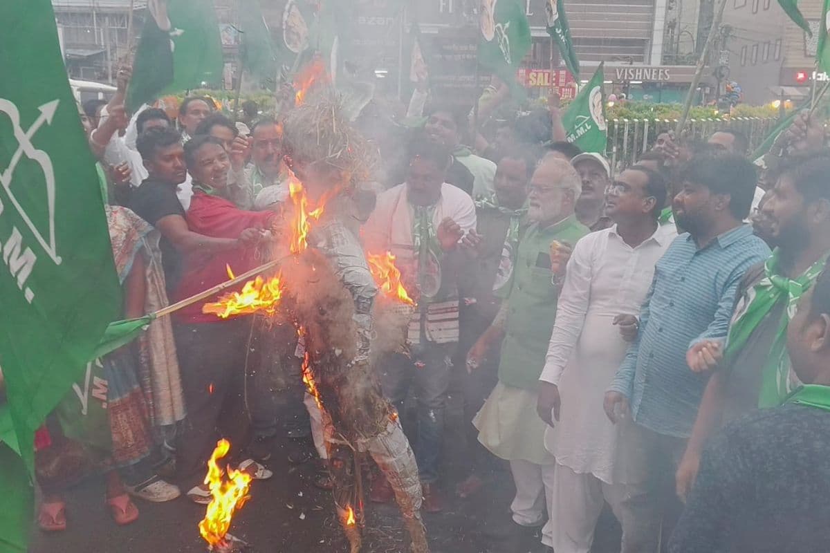 Jharkhand Politics: 'सांसद निशिकांत दूबे सबसे बड़े घुसपैठिया, इन्हें भागलपुर भेजा जाए,' रांची में पुतला दहन कर बोले JMM नेता मुस्ताक आलम