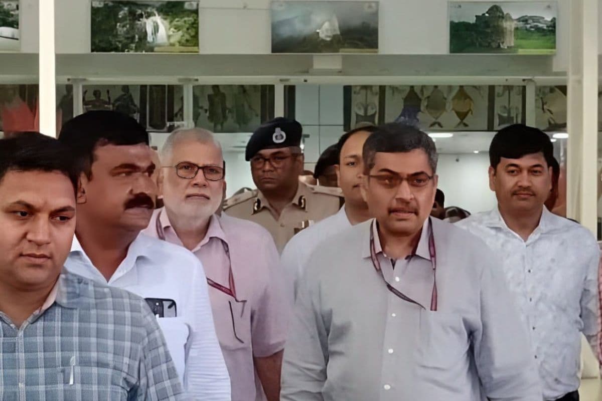 बिरसा मुंडा एयरपोर्ट पर चुनाव आयोग की टीम