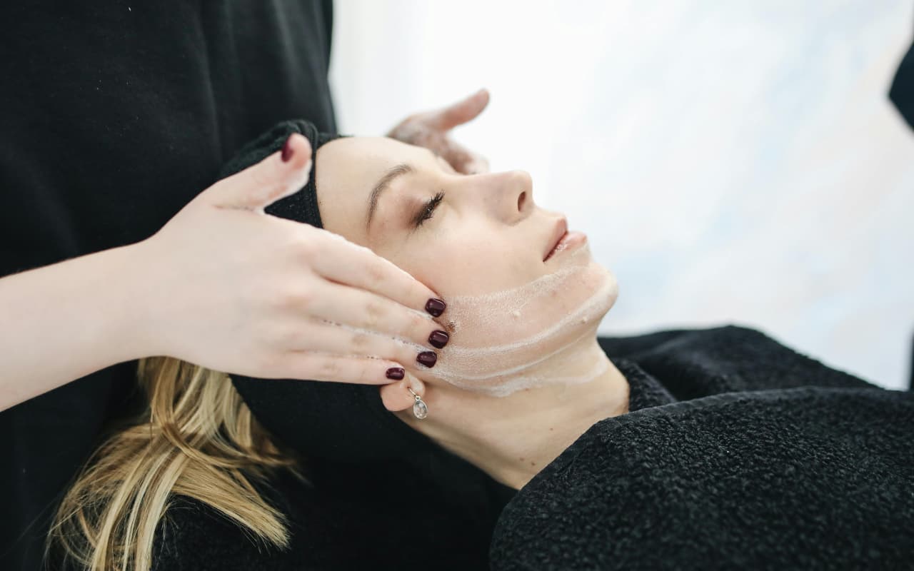Beauty Tips: फेस मसाज के होते हैं कई फायदे, आप भी जानें
