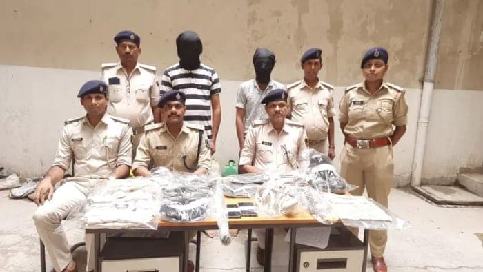 वर्दी का धौंस दिखाकर लोगों से करते थे उगाही, सीसीटीवी के आधार पर दबोचे गए फर्जी सिपाही