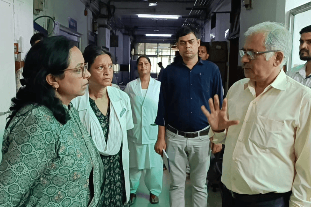 धनबाद : गायनी विभाग में भर्ती महिला मरीजों के बेड पर पुरुषों को देख भड़कीं एडीएम