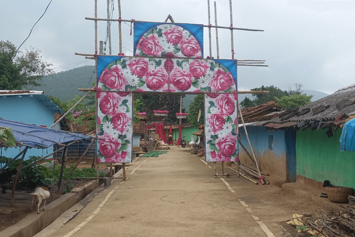 शादी की खुशियां गम में हुई तब्दील, बारातियों से भरी बस में दौड़ा 11 हजार वोल्ट करंट, गांव में पसरा मातम