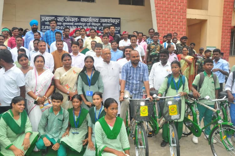 जमशेदपुर प्रखंड मुख्यालय में 16 स्कूल के 600 छात्र-छात्राओं को साईकिल बांटा गया