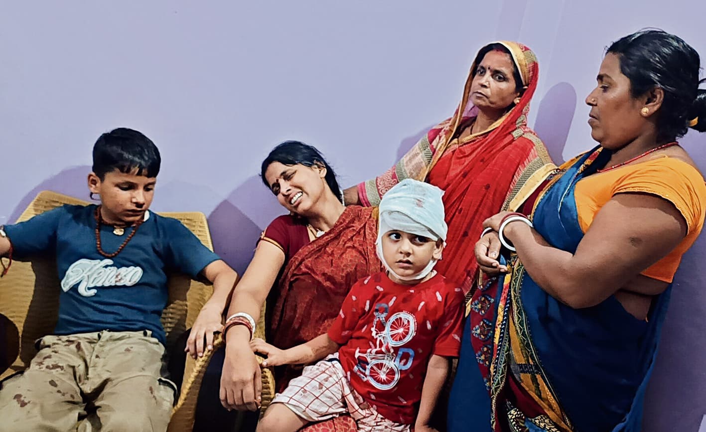 महुआ में बदमाशों ने दो मासूम बच्चे और उसके पिता को मारी गोली, एक की स्थिति गंभीर
