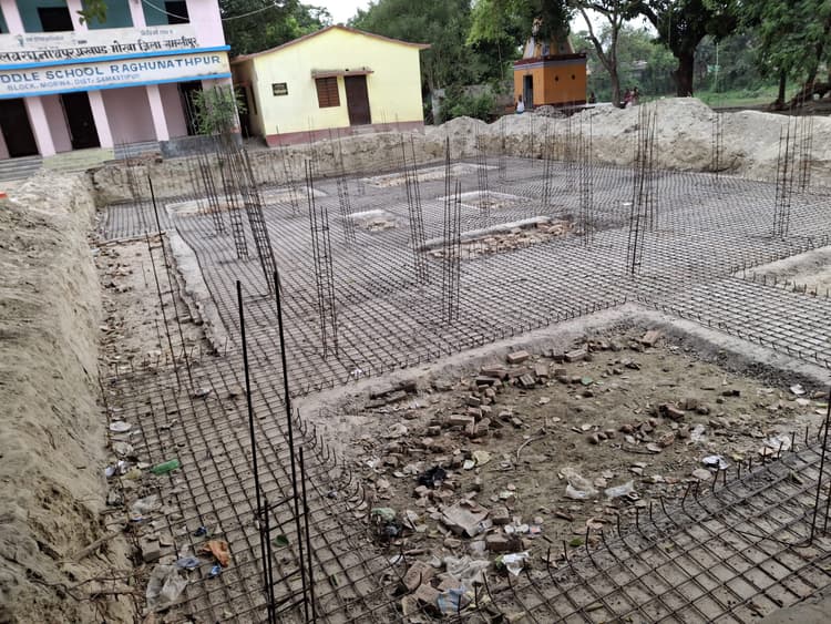रघुनाथपुर में विद्यालय निर्माण कार्य को ग्रामीणों ने रोका