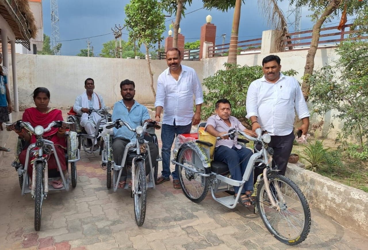 दिव्यांगों के बीच किया ट्राई साइकिल का वितरण