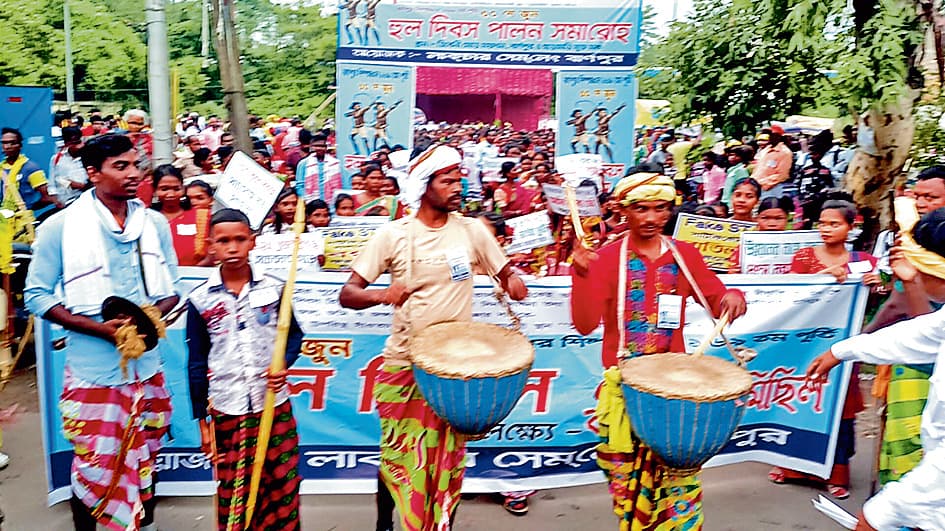 बर्नपुर में आदिवासी समाज ने निकाली रैली