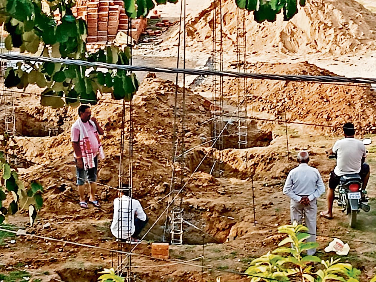 एचइसी के रामलीला मैदान में अवैध रूप से बनाया जा रहा कम्युनिटी हॉल