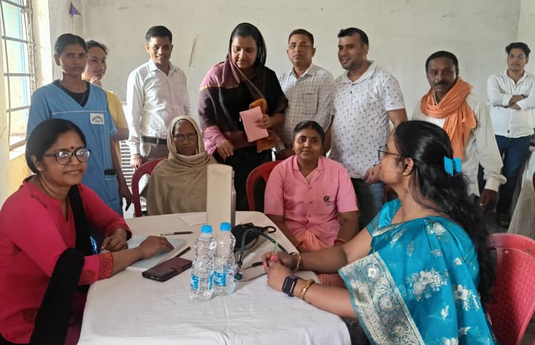 सर्वेश्वरी समूह ने कल्यणेश्वर उवि में लगाया चिकित्सा शिविर