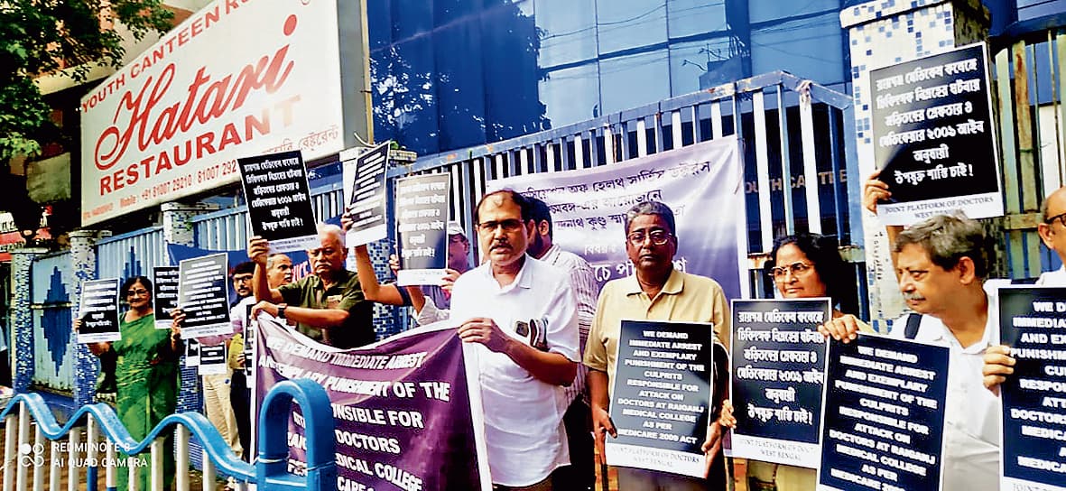 जूनियर डॉक्टरों पर हुए हमले के विरोध में सड़क पर उतरे चिकित्सक
