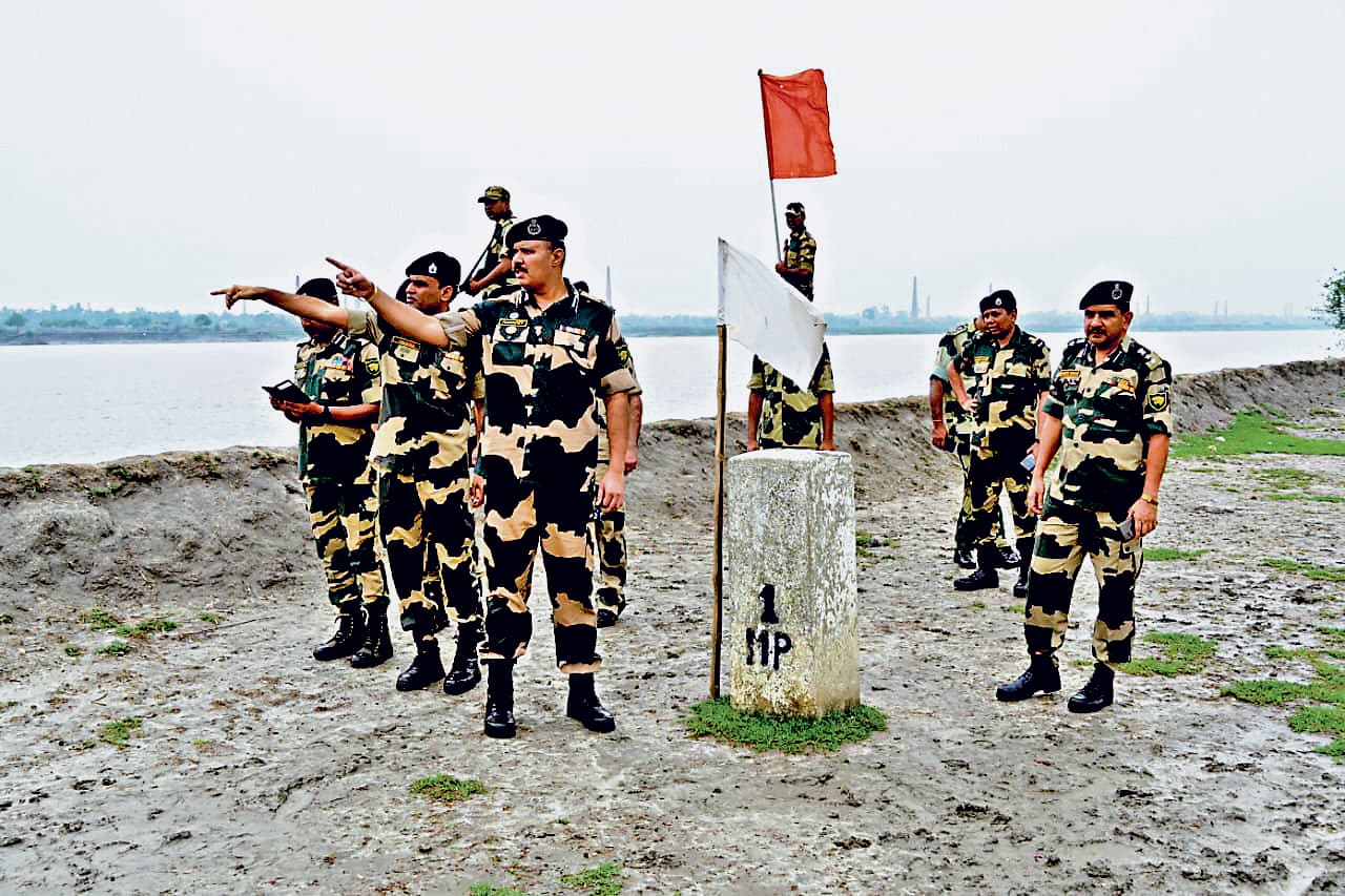 बीएसएफ आइजी ने भारत-बांग्लादेश अंतरराष्ट्रीय सीमा का किया दौरा
