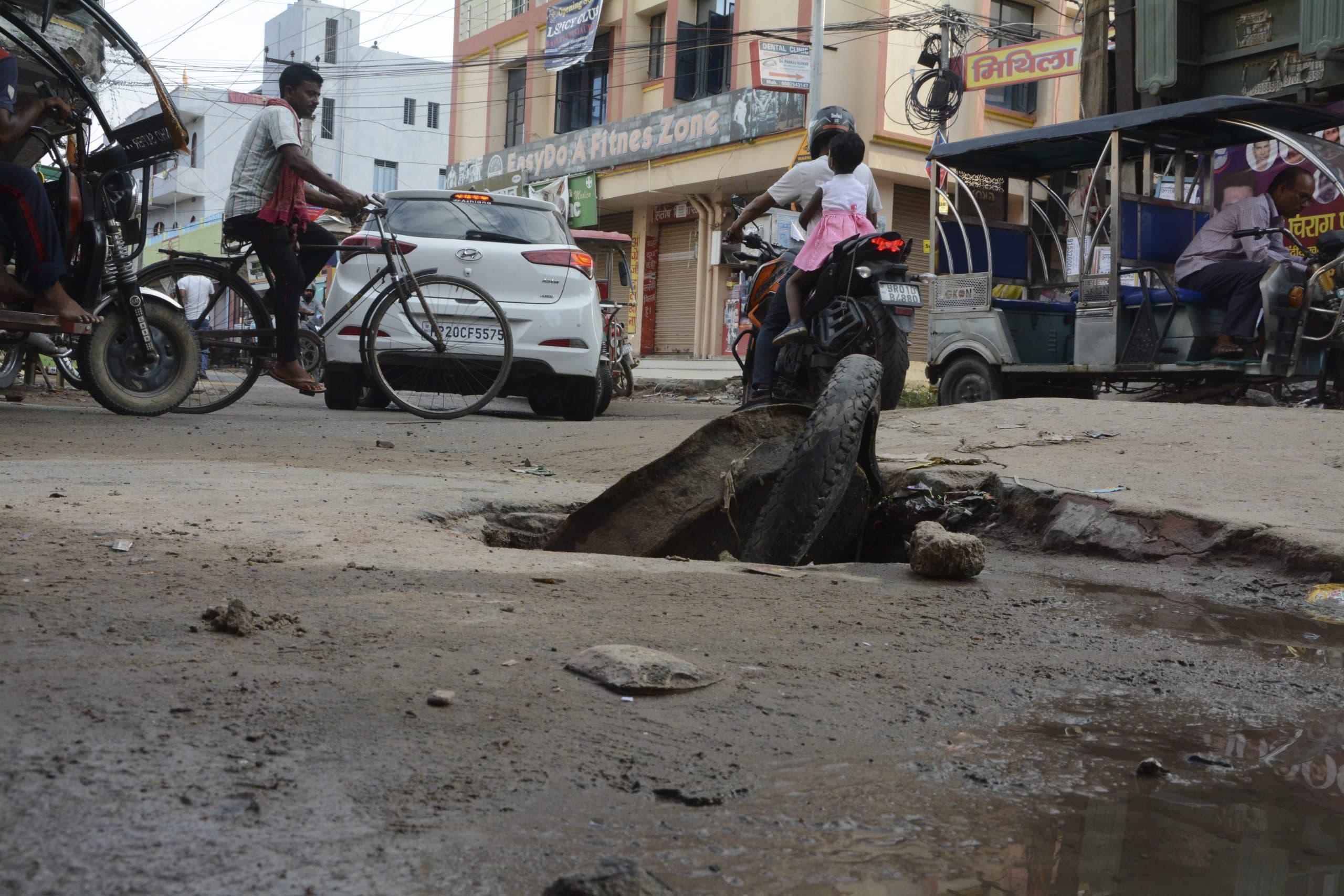 बरसात खत्म होने तक रोक के बाद भी ढके ड्रेनेज को खोला