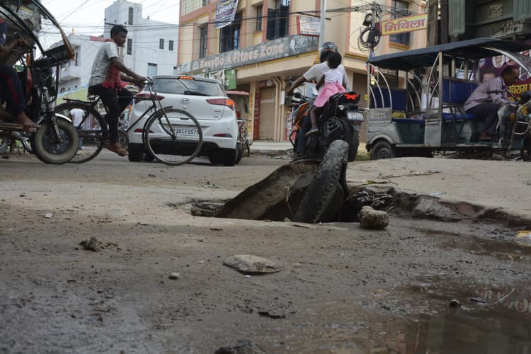 बरसात खत्म होने तक रोक के बाद भी ढके ड्रेनेज को खोला
