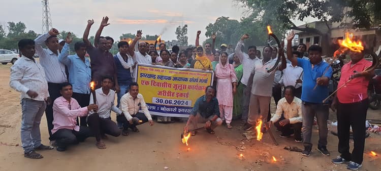 सहायक अध्यापक संघर्ष मोर्चा ने निकाला मशाल जुलूस