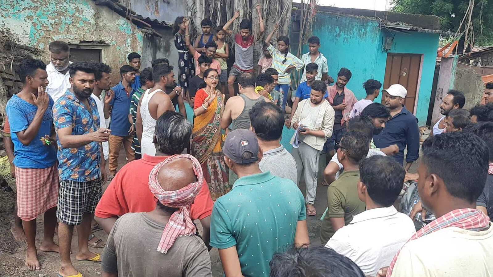 नाली विवाद सुलझाने पहुंची मुखिया का ग्रामीणों ने किया विरोध