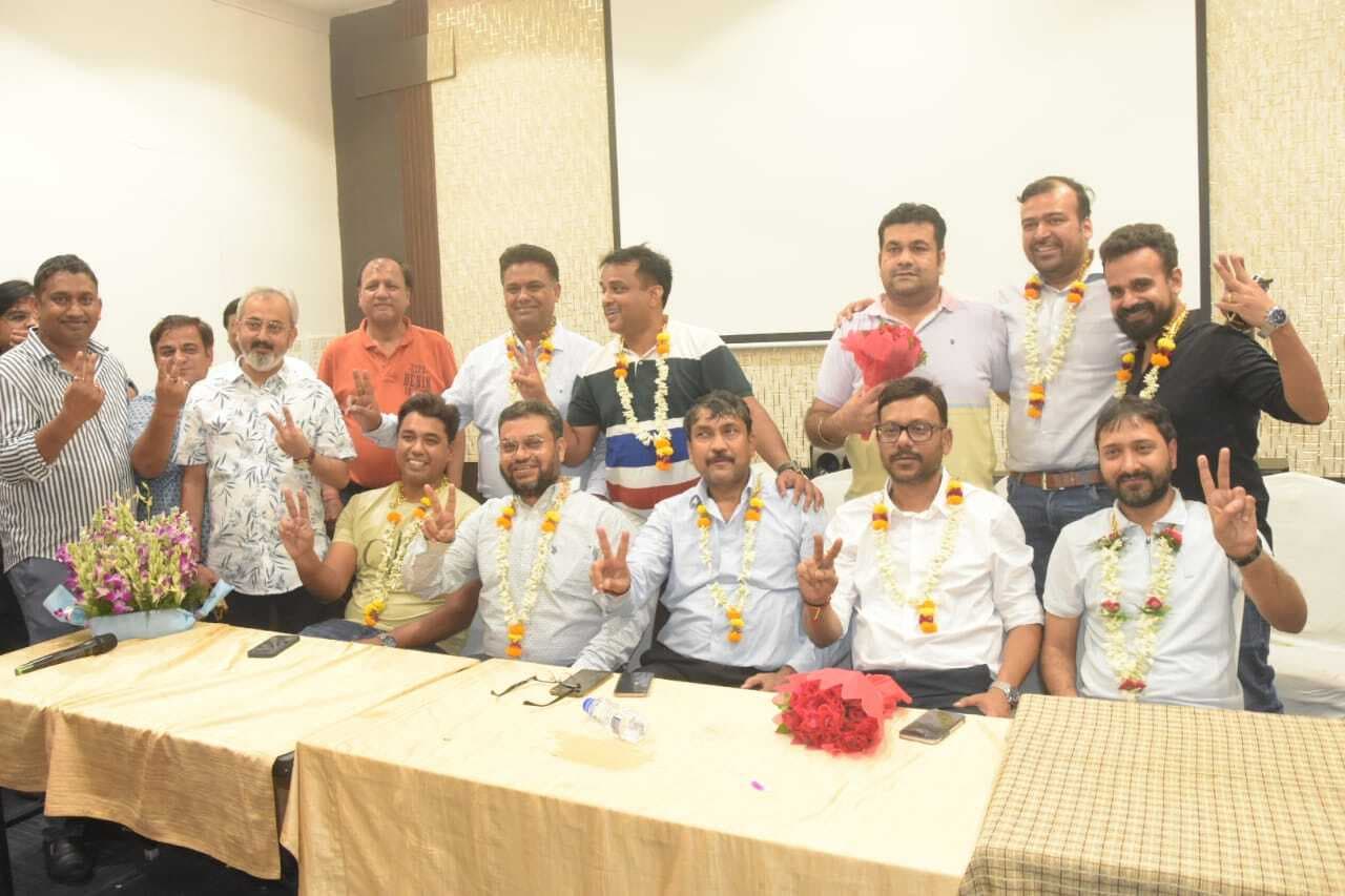 DHANBAD CLUB : गहमागहमी के बीच 635 सदस्यों ने डाले वोट, विजेताओं ने केक काट किया सेलीब्रेट