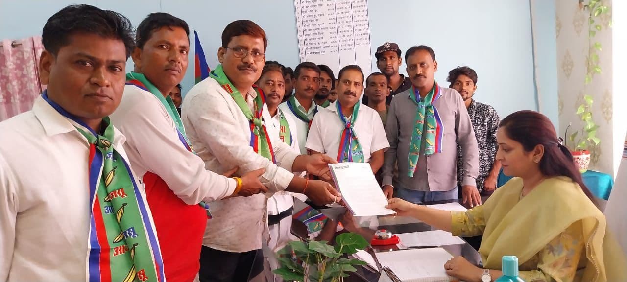 आजसू पार्टी का हल्ला बोल, बीडीओ को सौंपा मांग पत्र