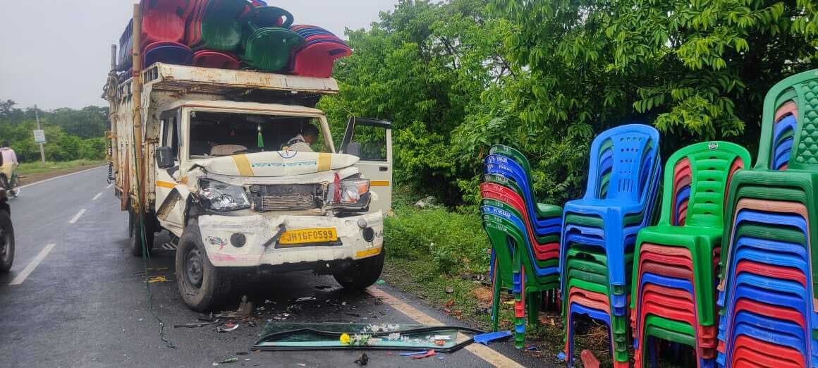 पिकअप ने पीछे से बस में मारा धक्का, कोई हताहत नहीं