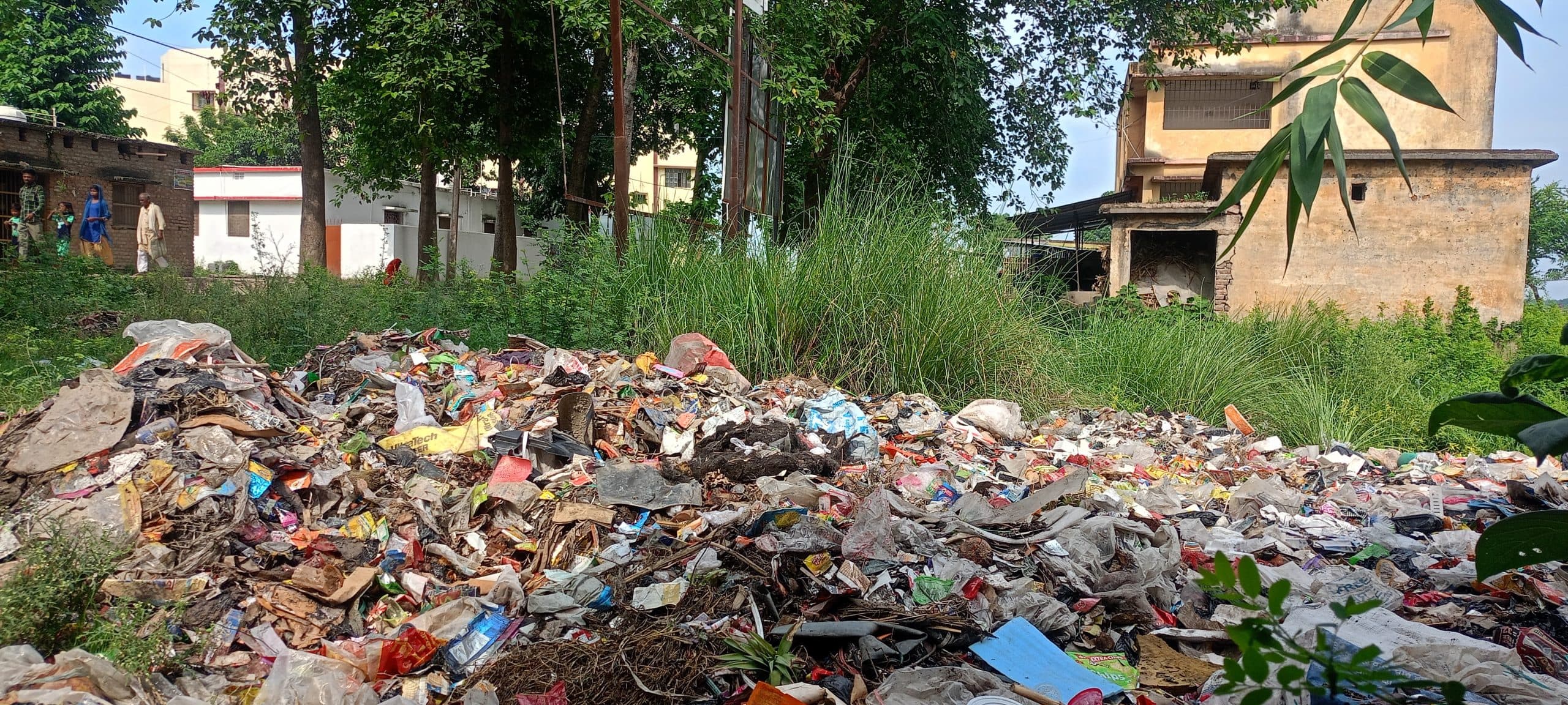 प्रखंड कार्यालय व उच्च विद्यालय के निकट किया जा रहा कचरा डंप