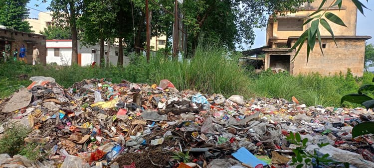 प्रखंड कार्यालय व उच्च विद्यालय के निकट किया जा रहा कचरा डंप