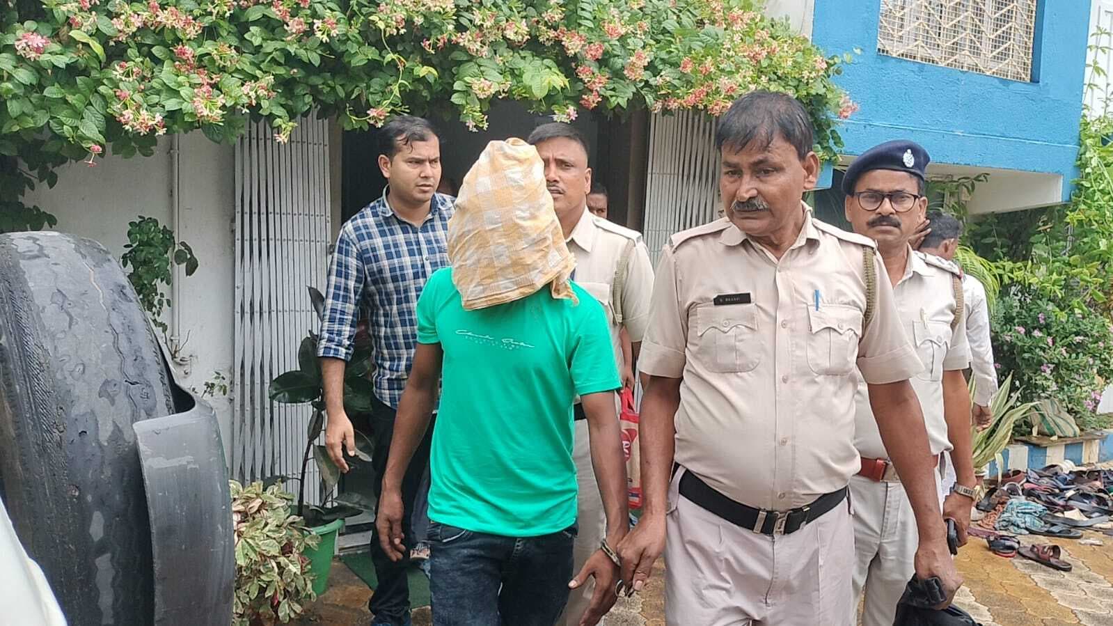 750 बोतल कफ सिरप के साथ एक बांग्लादेशी घुसपैठी गिरफ्तार